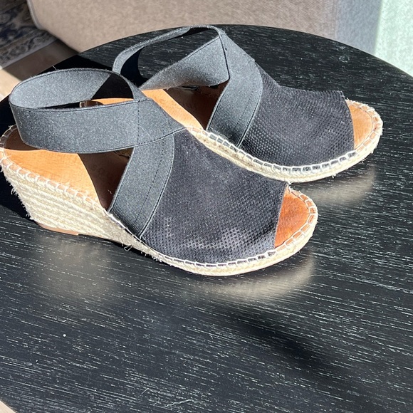 Gentle Souls by Kenneth Cole. Black espadrille, size 7.5. - Picture 3 of 5